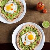 Yemek tarifi: Avocado and Egg Breakfast Pizza