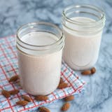 Bagaimana to Make Almond Milk at Home