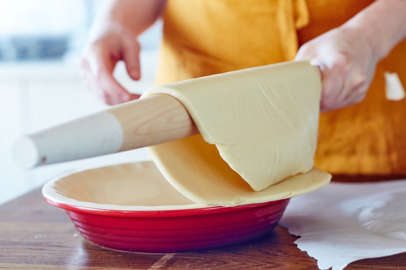 Замешиваем песочное тесто. Тесто на столе с кружками. Запомни этот рецепт. Лайфхак чем накрывать тесто на столе.