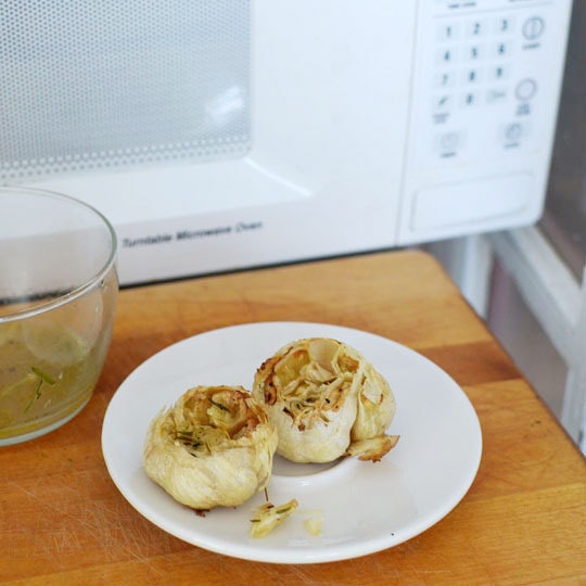 Bawang putih roasted in the microwave