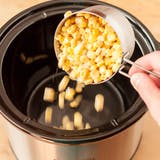 Tuangkan the corn into the slow cooker