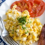 miešaná eggs with corn and tomatoes